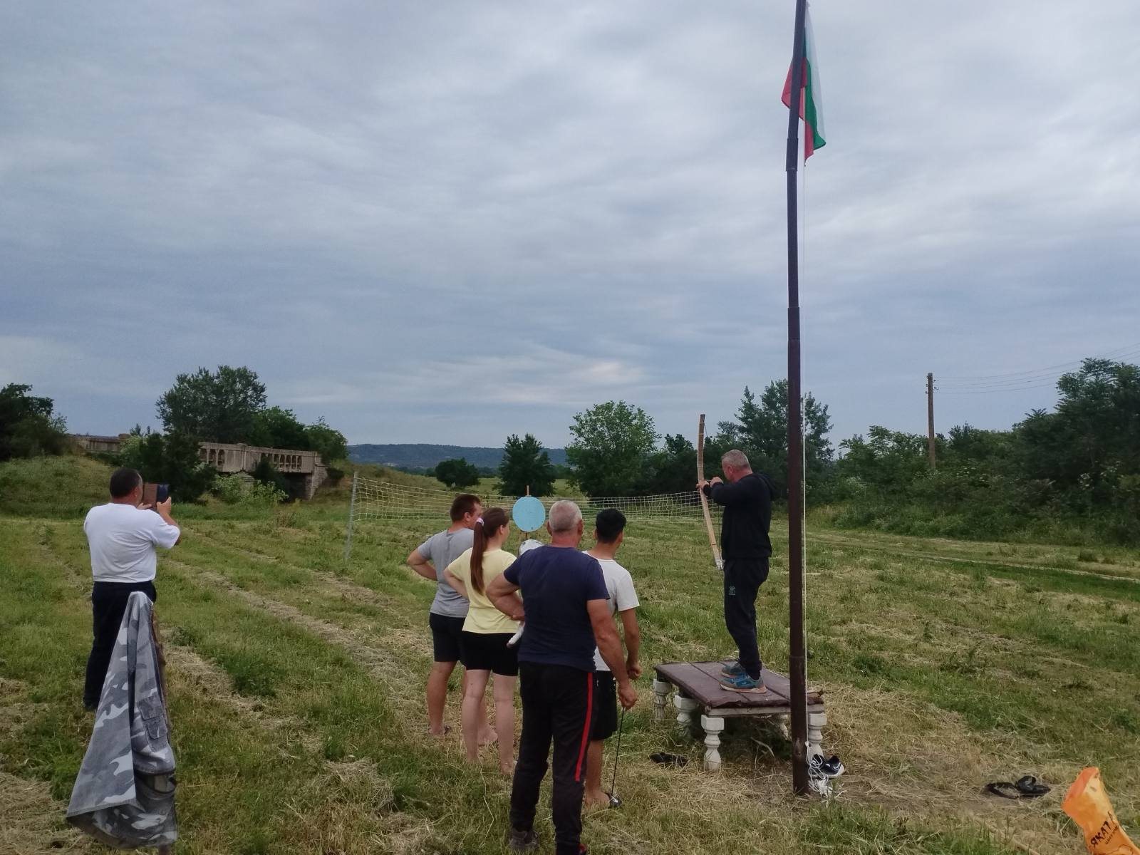 Хора около пилона
